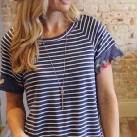 Boutique short sleeve blue and white stripe top - Picture 4 of 4